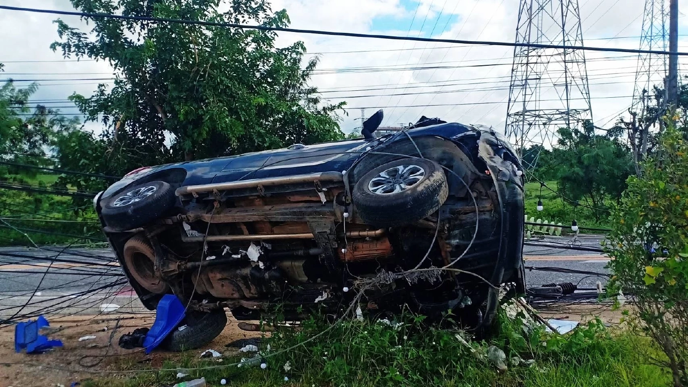 กระบะซิ่งชน "เสาไฟฟ้า" ล้ม 12 ต้น รถอีก 2 คันซวยโดนลูกหลงด้วย