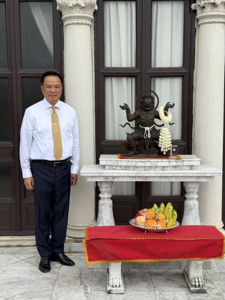 เปิดคลิป! "นายกฯหนู" สายมู อุ้มอัญเชิญ "องค์นรสิงห์จำลอง" สมัยลุงตู่สร้าง