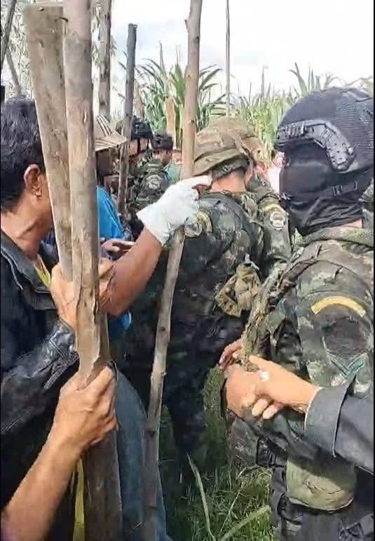 ทหารกัมพูชา ปลุกม็อบชาวบ้าน ลุกฮือ ถือไม้เผชิญหน้าทหารไทย