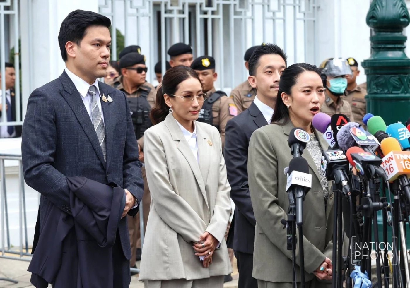 “อิ๊งค์" น้ำตาคลอ “ทักษิณ” ถูกส่งเข้าเรือนจำ นายกฯ คนแรกถูกจำคุก