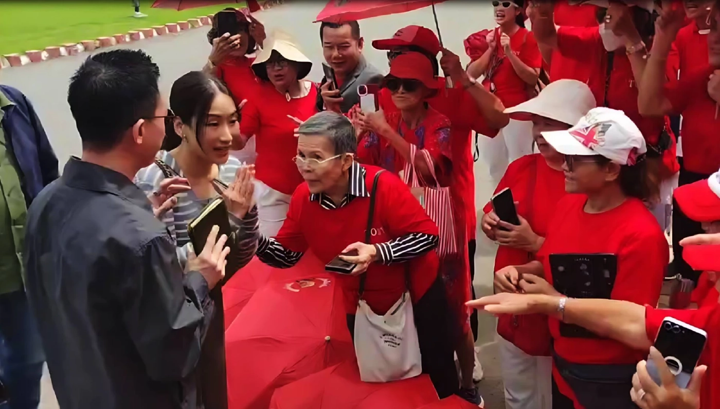 "เอม พินทองทา-ณัฐพงศ์" เข้าเยี่ยม "ทักษิณ" ที่เรือนจำคลองเปรม (มีคลิป)