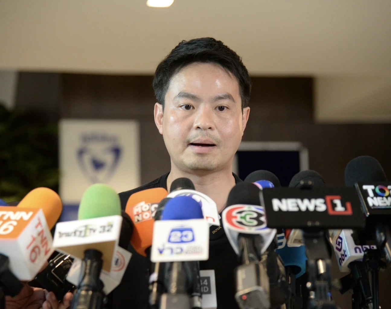 นายภราดร ปริศนานันทกุล