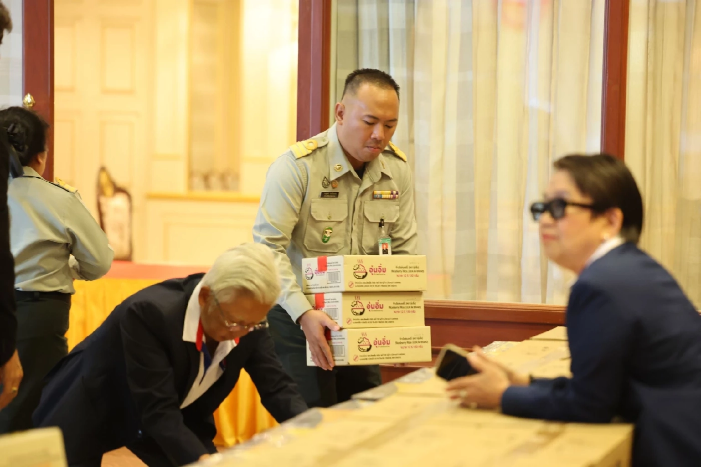 ธ.ก.ส. มอบข้าวพร้อมทาน “อุ่นอิ่ม” หนุนทหาร-เจ้าหน้าที่ชายแดน