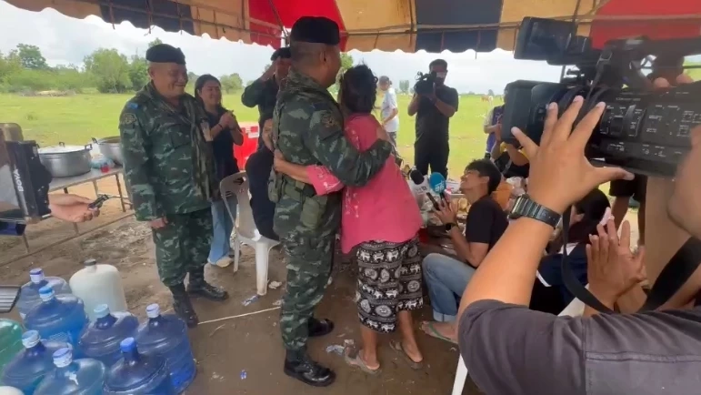 ทหาร-ชาวบ้านหนองหญ้าแก้ว ล้อมวงกินข้าวเคลียร์ใจ ปมปักธงชาติ