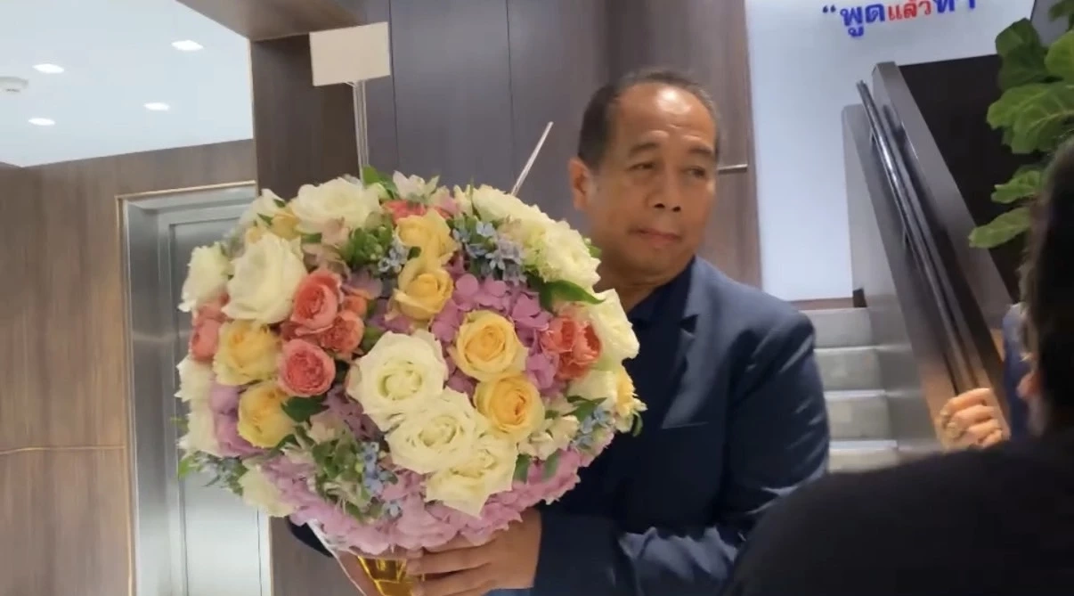 “คุณหญิงพจมาน” ส่งกระเช้าดอกไม้ แสดงความยินดี “อนุทิน”