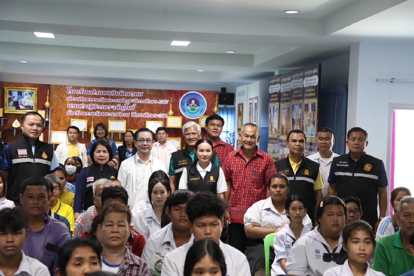 “รมว.นฤมล”นำ ศธ.ลงพื้นที่ จ.พิจิตร ตรวจ รร.ถูกน้ำท่วม ตั้งศูนย์ซ่อม รถ-เครื่องใช้ฟรี