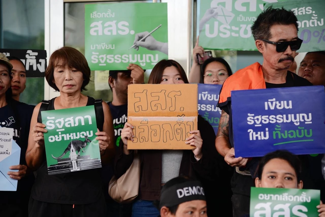 "เครือข่ายประชาชนร่างรธน." บุก "ศาลรธน."  ทวงคืนอำนาจปชช. เลือกผู้ร่างรธน.