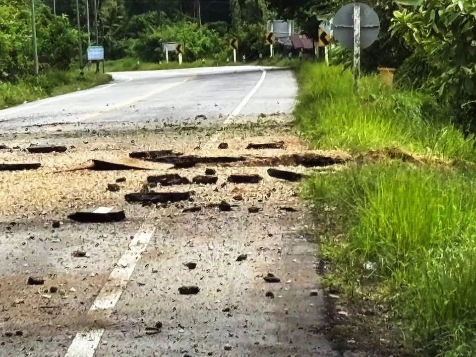 นราธิวาสเดือด! คนร้ายลอบวางระเบิด "รถหุ้มเกราะ" กระเด็นตกข้างทาง