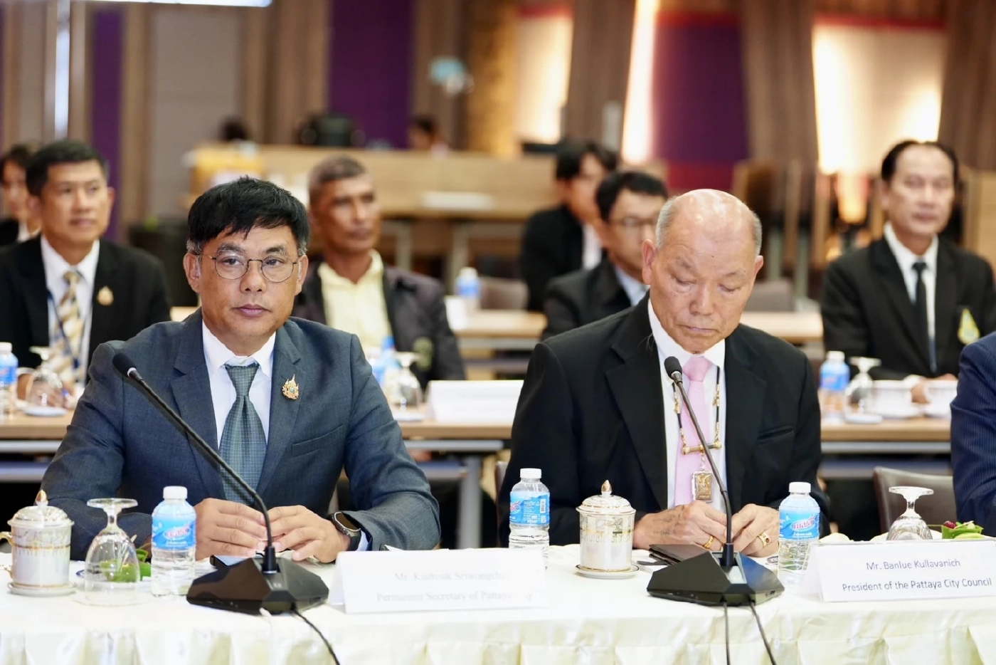 “ลุงป้อม” โผล่พัทยา ใครว่าวางมือ จัดประชุมลุยเลือกตั้ง