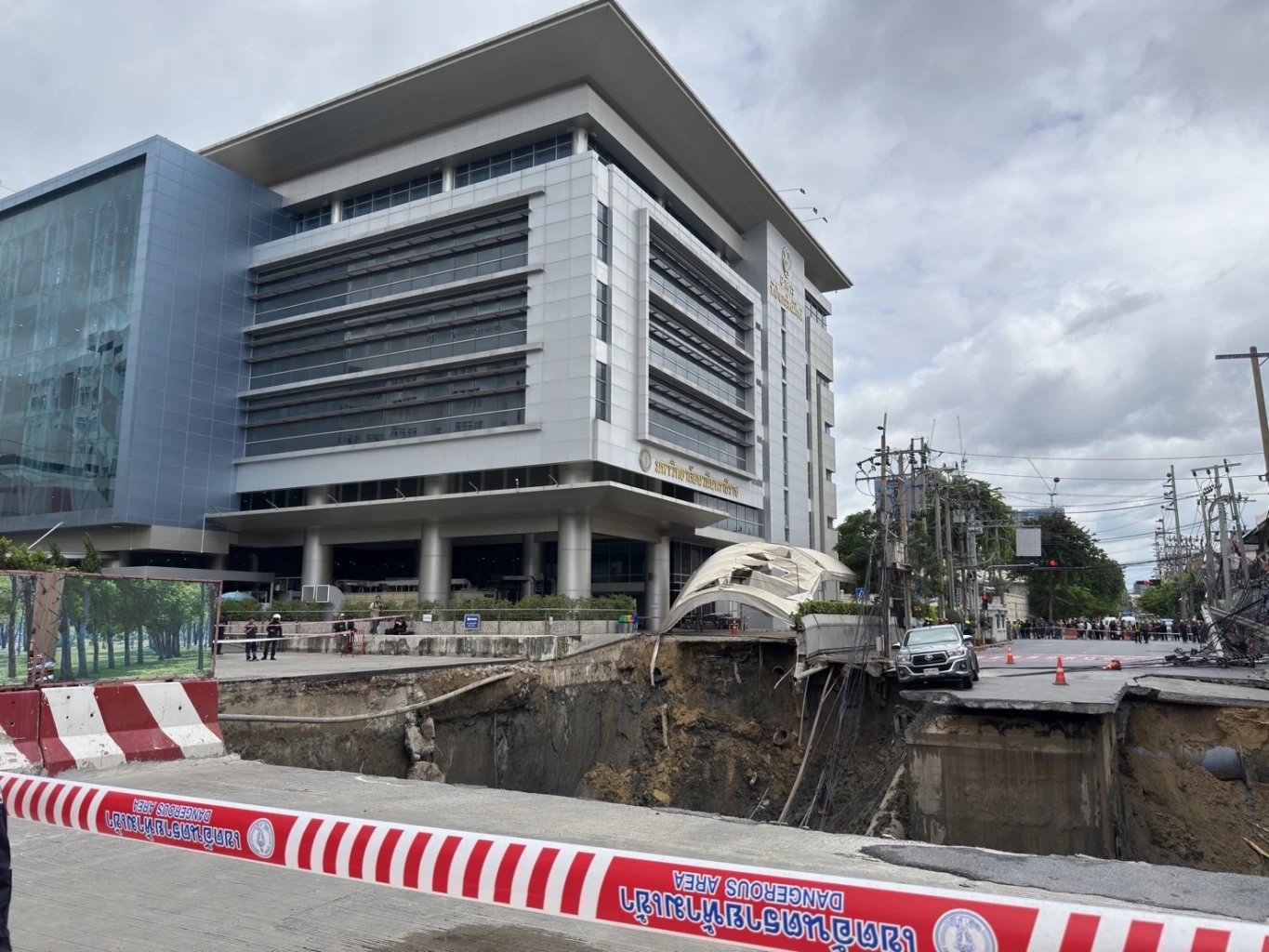 รมช.คมนาคม-ผอ.รฟม. ลงพื้นที่ถนนทรุด สั่งเบรกก่อสร้างรถไฟฟ้าสายสีม่วง