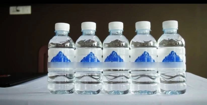 จนแต้มขนาดไหน! "รัฐบาลกัมพูชา" ยอม "เว็บพนัน" ผลิตน้ำดื่ม แปะโลโก้โปรโมทแฝง