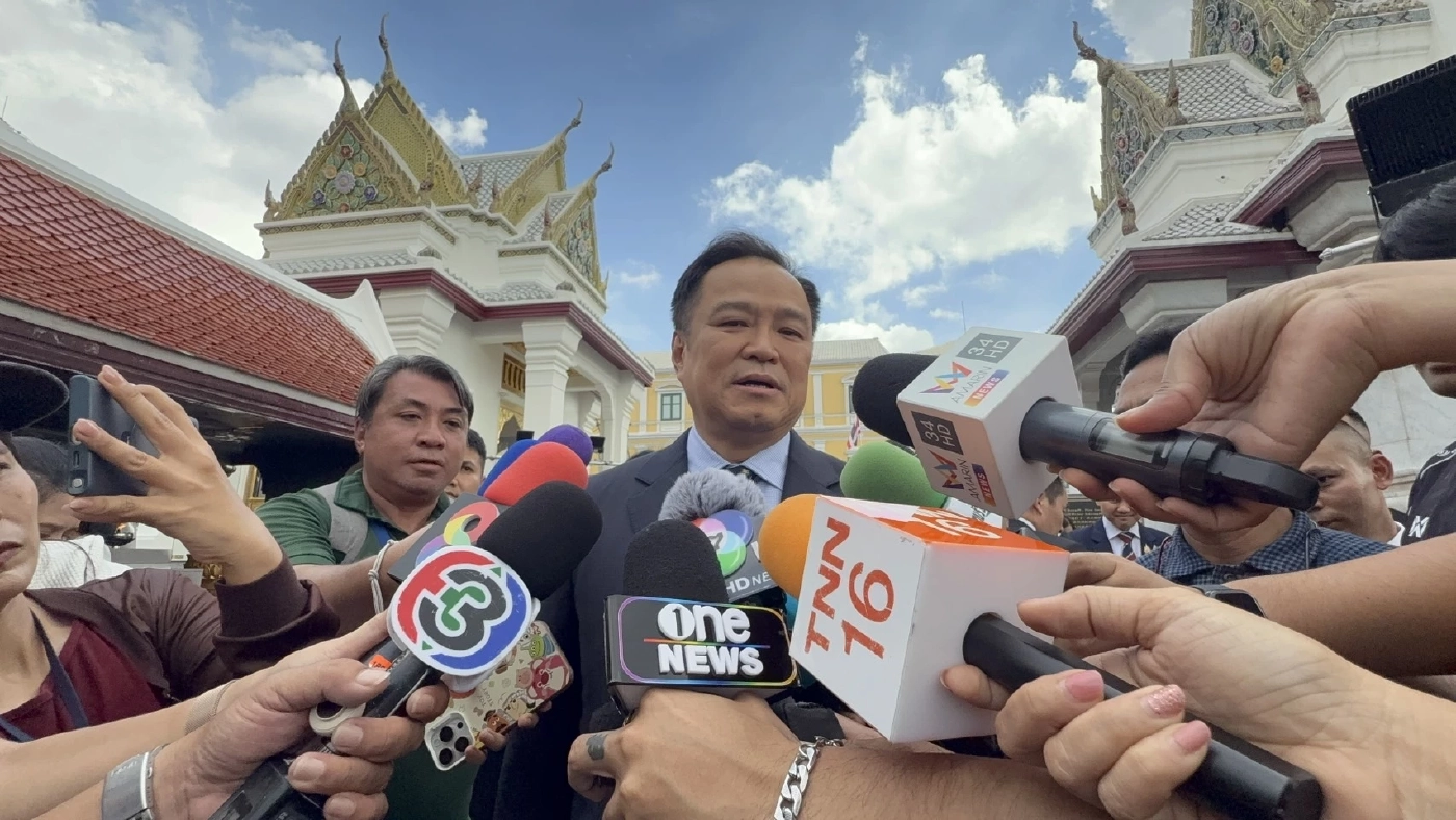 "นายกฯหนู" ไหว้ "ศาลหลักเมือง-วัดพระแก้ว" ก่อนนำรายชื่อ ครม. ขึ้นทูลเกล้าฯ เย็นนี้