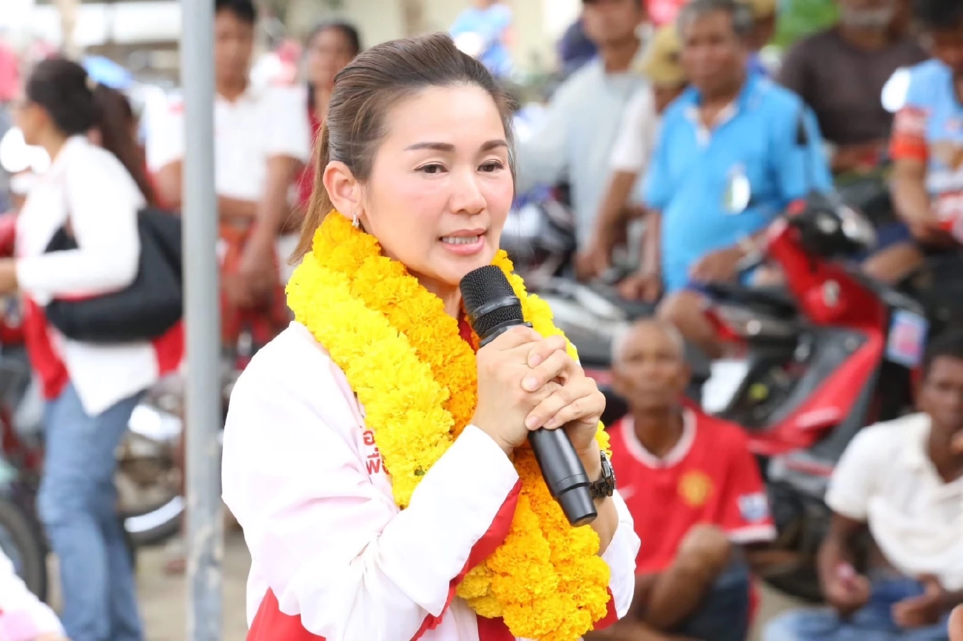 ภูริกา เดินปราศรัยย่อยทุกหมู่บ้าน 