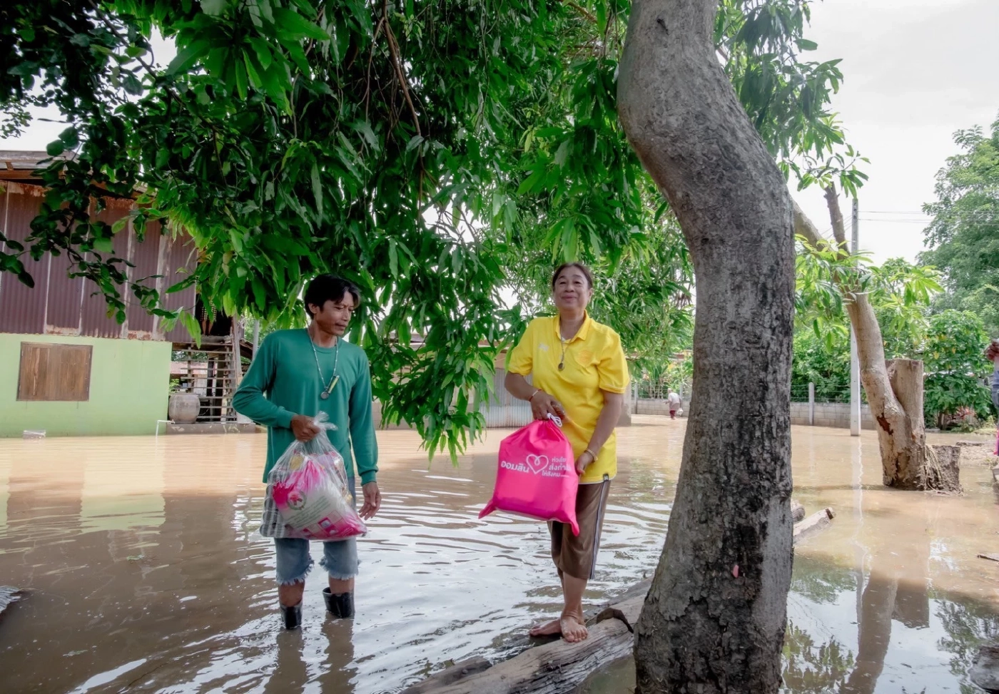 ออมสินมอบถุงยังชีพช่วยเหลือผู้ประสบอุทกภัย อุตรดิตถ์ - พิษณุโลก