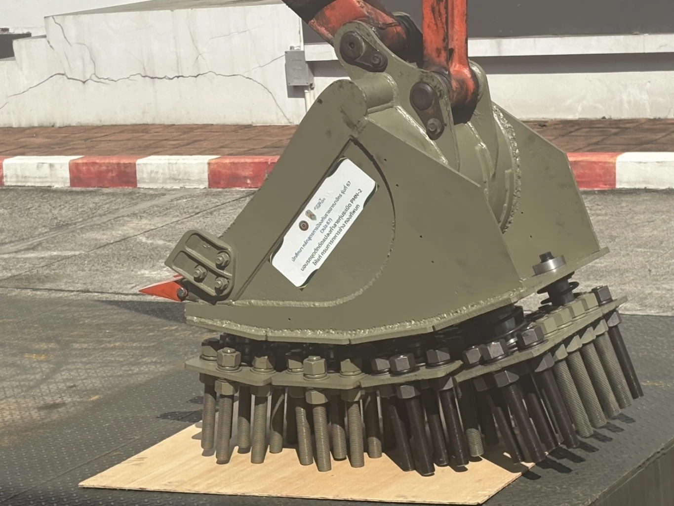 สุดยอด! นศ.วปอ.67 พัฒนารถตักหุ้มเกราะต้นแบบ "ทำลายทุ่นระเบิด" ส่งมอบ ทบ.(มีคลิป)