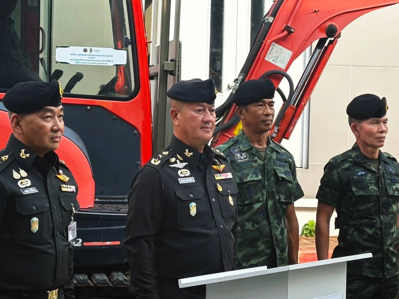 สุดยอด! นศ.วปอ.67 พัฒนารถตักหุ้มเกราะต้นแบบ "ทำลายทุ่นระเบิด" ส่งมอบ ทบ.(มีคลิป)