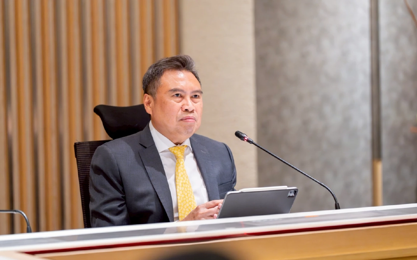 พรชัย ฐีระเวช ผู้อำนวยการสำนักงานเศรษฐกิจการคลัง