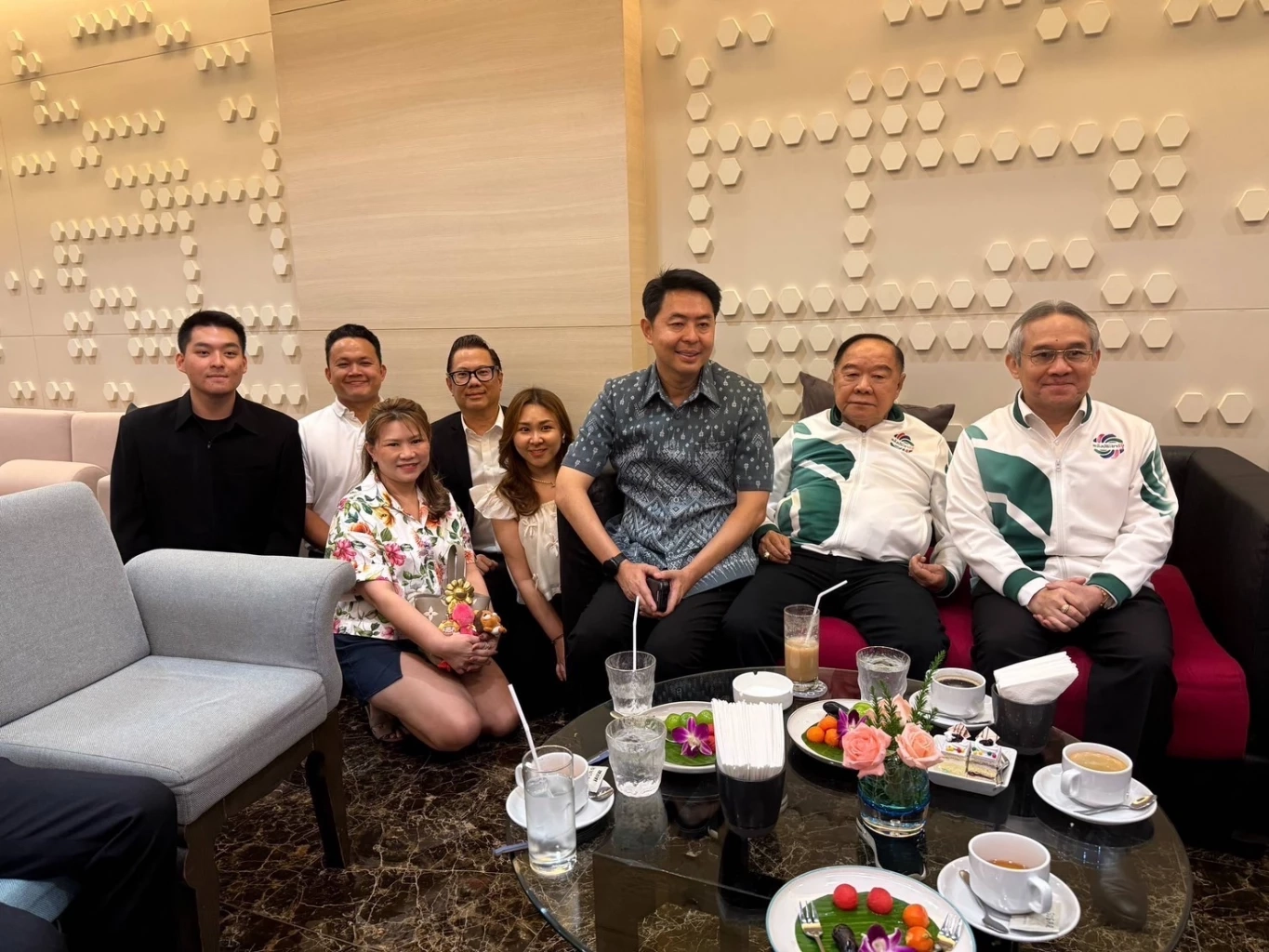 “ลุงป้อม” โผล่พัทยา ใครว่าวางมือ จัดประชุมลุยเลือกตั้ง