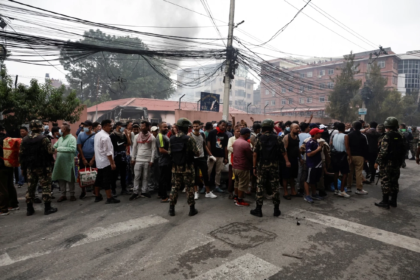 จะอยู่กันยังไง ในเมื่อชีวิตต่างกันราวฟ้ากับเหว "เนปาล" ประท้วงเดือด