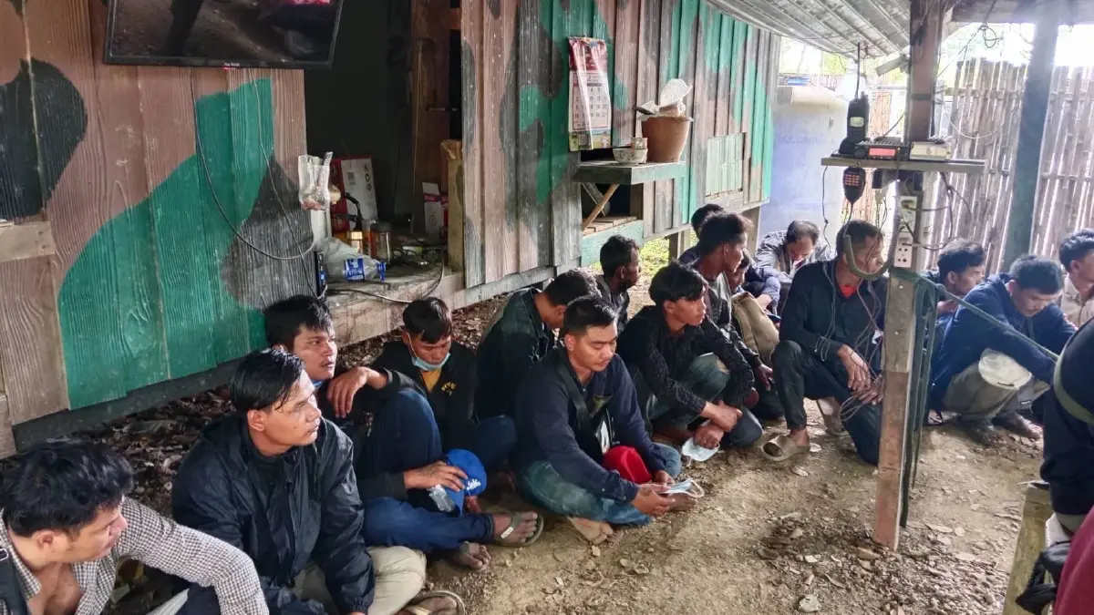 จับ "45 กัมพูชา" หลบหนีเข้าไทย ชายแดนจันทบุรี-ตราด สารภาพอยู่ประเทศ "ไม่มีงานทำ-ไม่มีเงินซื้ออาหาร"