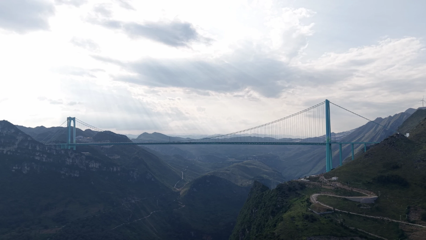 "จีน" เปิดแลนด์มาร์คใหม่ในกุ้ยโจว “สะพานหุบเขาฮัวเจียง”