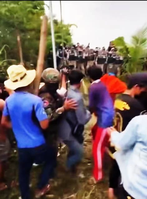 ด่วน! ตำรวจ คฝ.บ้านหนองหญ้าแก้ว ใช้ "กระสุนยาง-แก๊สน้ำตา" หลัง "ม็อบกัมพูชา" บุกรื้อลวดหนาม