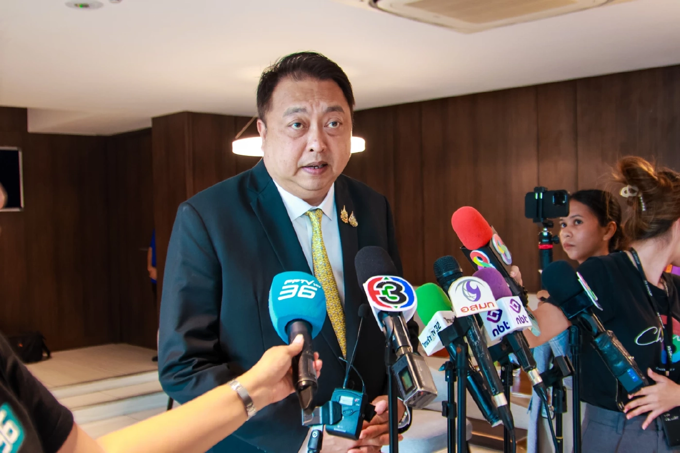 นายสุชาติ ชมกลิ่น 