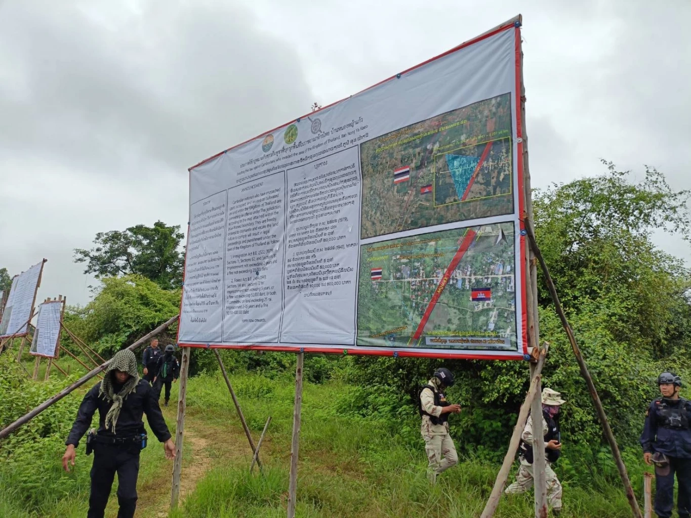 กรมป่าไม้ติดป้าย 3 ภาษา ประกาศตรวจยึด บ้านหนองหญ้าแก้ว บ้านหนองจาน คืนตามกรอบกฎหมาย