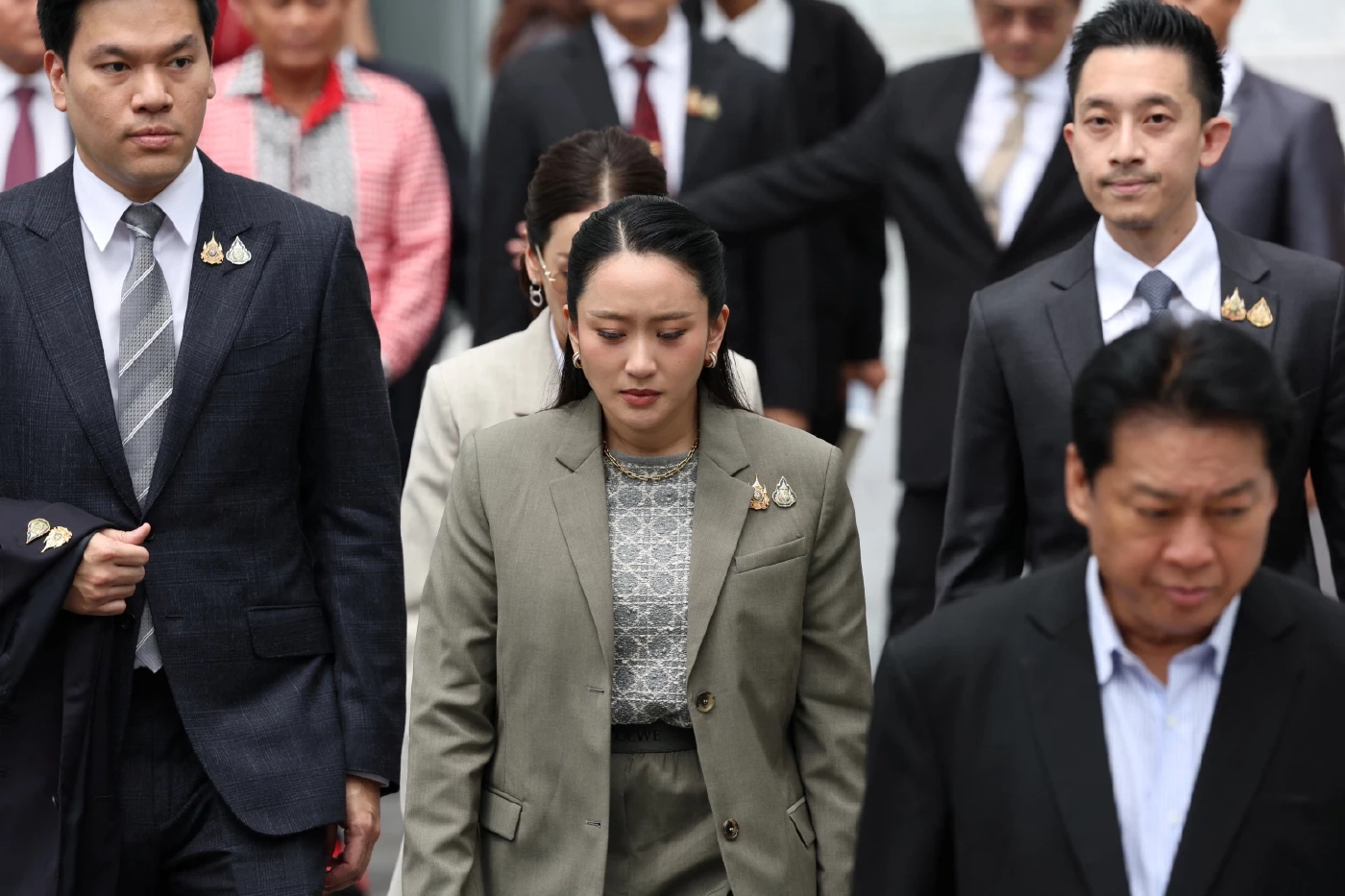 “อิ๊งค์" น้ำตาคลอ “ทักษิณ” ถูกส่งเข้าเรือนจำ นายกฯ คนแรกถูกจำคุก