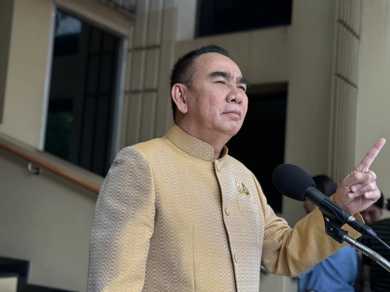 นายเดชอิศม์ ขาวทอง รมช.มหาดไทย ในฐานะเลขาธิการพรรคประชาธิปัตย์