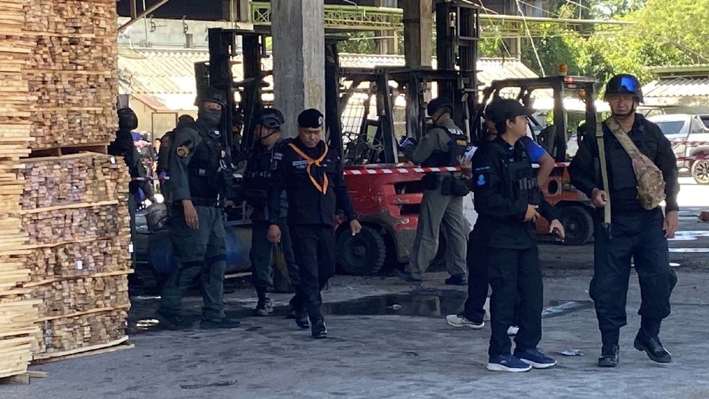 คนร้ายใช้ จยย.บอมบ์ บึ้มป้อม ตร.ปัตตานี เผาโรงงานไม้ยางรือเสาะ