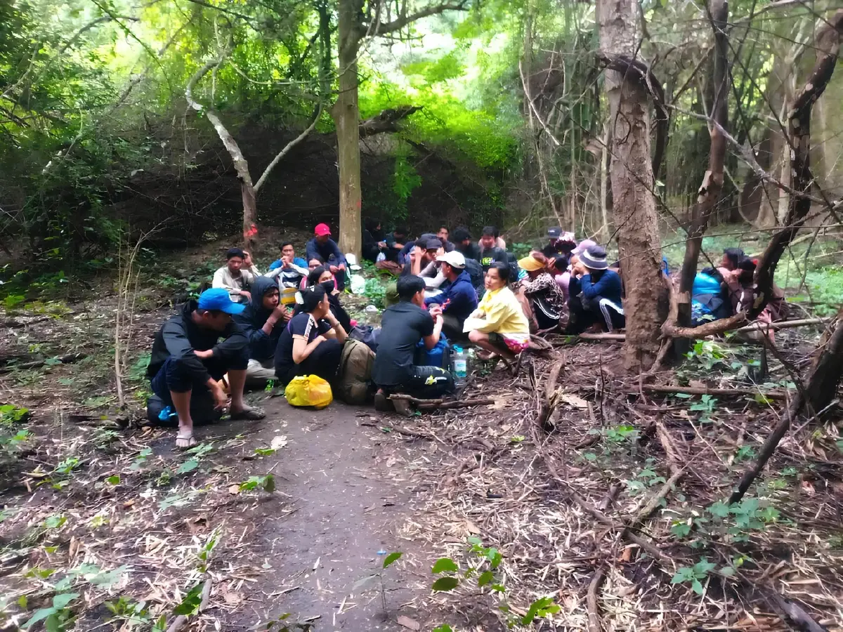 จับ "45 กัมพูชา" หลบหนีเข้าไทย ชายแดนจันทบุรี-ตราด สารภาพอยู่ประเทศ "ไม่มีงานทำ-ไม่มีเงินซื้ออาหาร"