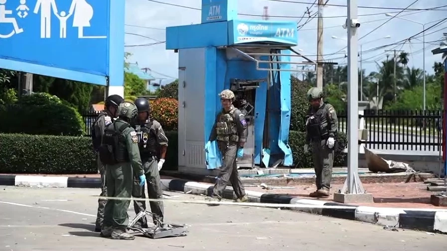 เปิดภาพ 4 คนร้าย อาวุธครบมือ บึ้มตู้เอทีเอ็ม พยายามฉกตู้เซฟ