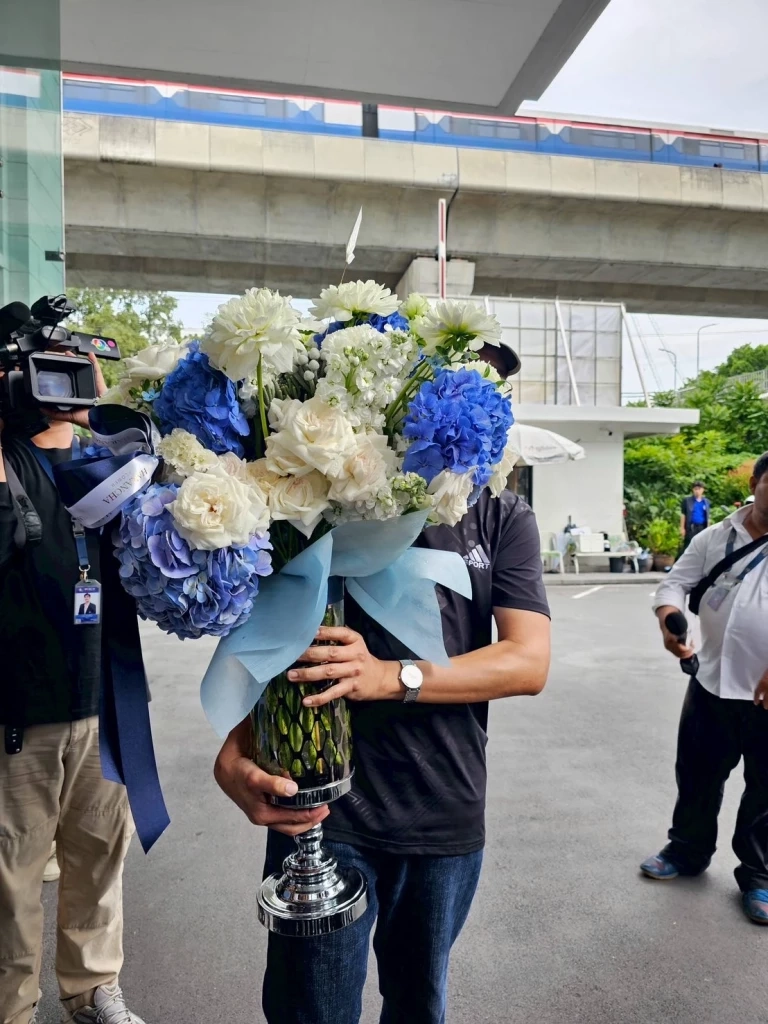 นายกนิด-ภรรยา ส่งแจกันดอกไม้สีน้ำเงิน ร่วมแสดงความยินดี นายกหนู