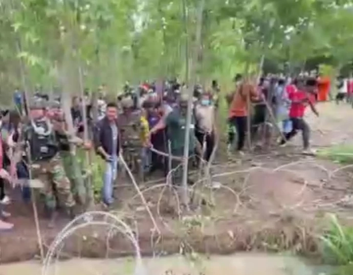 อส.แฉ ม็อบกัมพูชาปาแก๊สน้ำตากลับใส่ จนท.ไทย ระดม 3 กองร้อยรับมือ