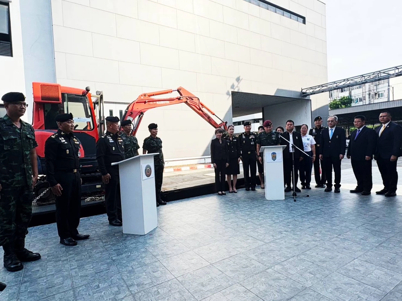 สุดยอด! นศ.วปอ.67 พัฒนารถตักหุ้มเกราะต้นแบบ "ทำลายทุ่นระเบิด" ส่งมอบ ทบ.(มีคลิป)