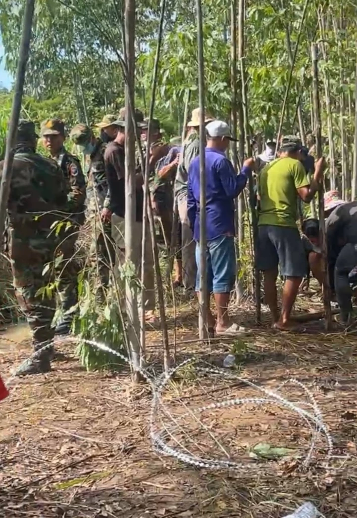 ป่วนไม่เลิก! ชาวกัมพูชา บุกทำลายรื้อรั้วลวดหนามชายแดนสระแก้ว