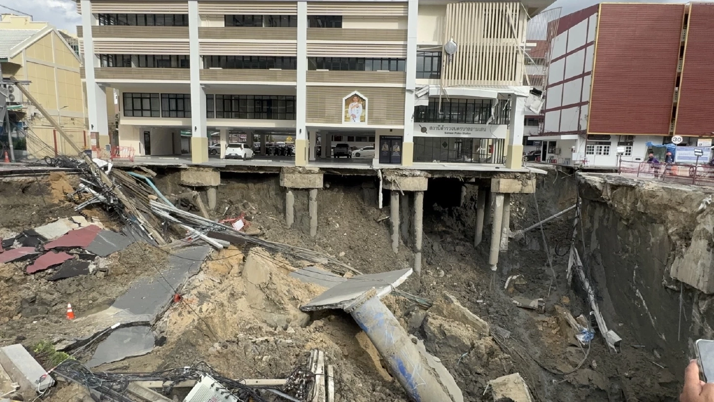 เปิดคลิป! เทปูน 500 คิว ปิดหลุม "ถนนทรุด" แทนใช้กระสอบทรายถม