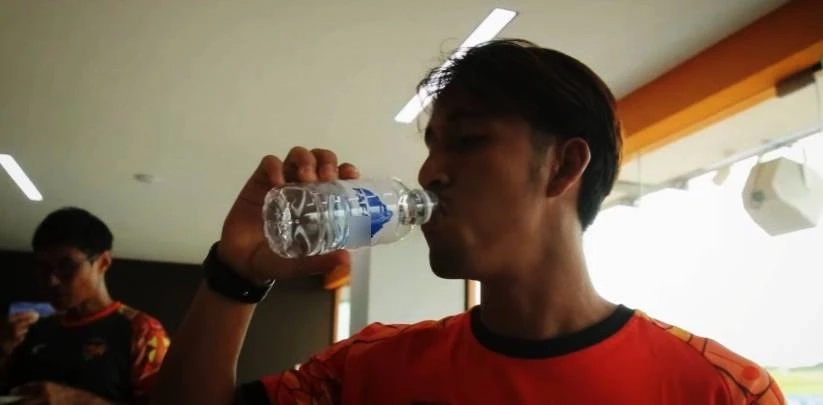 จนแต้มขนาดไหน! "รัฐบาลกัมพูชา" ยอม "เว็บพนัน" ผลิตน้ำดื่ม แปะโลโก้โปรโมทแฝง