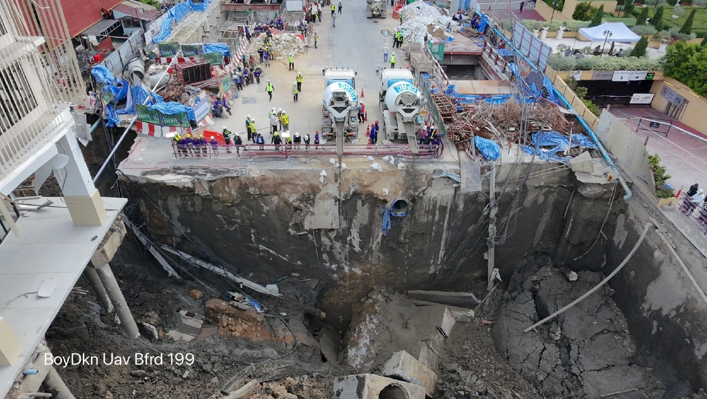 เปิดคลิป! เทปูน 500 คิว ปิดหลุม "ถนนทรุด" แทนใช้กระสอบทรายถม