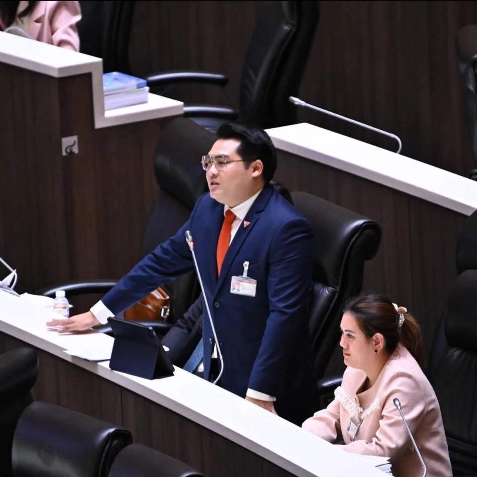 "สส.พรรคส้ม" จี้ถาม "9 แสนล้านบาท" กับ "โดรนเกษตร 1 ล้านลำ"