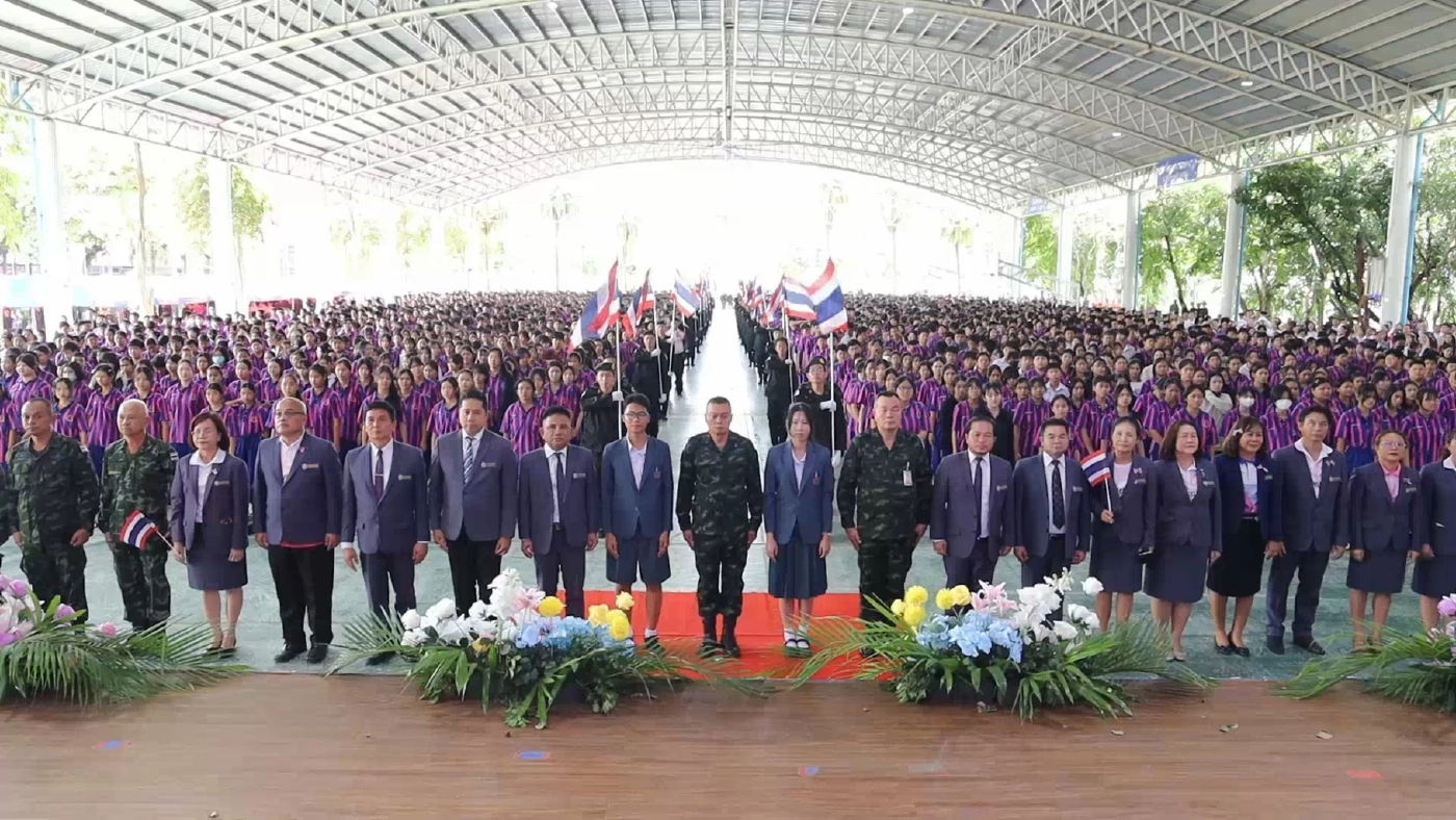 แม่ทัพกุ้งสวมกอดลูุกชายจ่าจุ้ย ให้กำลังใจ ก่อนโชว์ลูกคอมนต์แคน