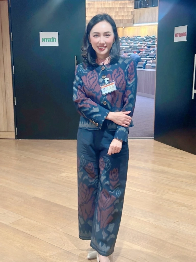  ดร.ลิณธิภรณ์ วริณวัชรโรจน์ รองเลขาธิการพรรคเพื่อไทย 