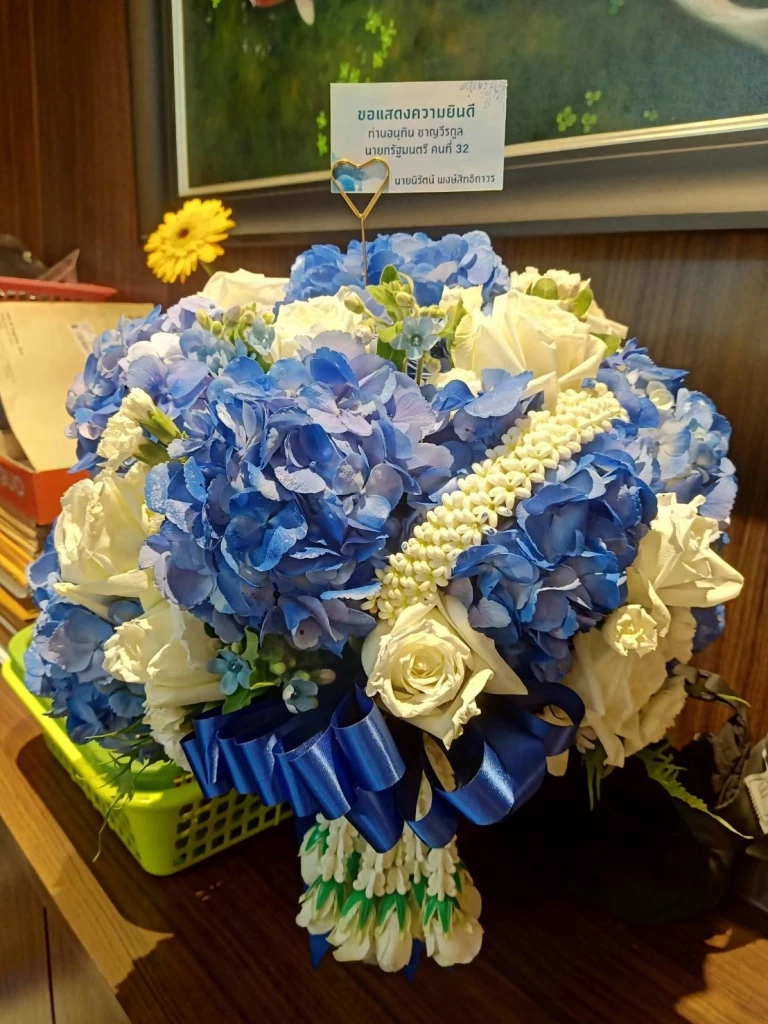 นักการเมือง-ขรก.-เอกชน แห่ส่งดอกไม้แสดงความยินดี "อนุทิน"