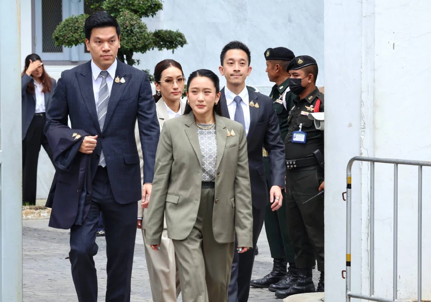 “อิ๊งค์" น้ำตาคลอ “ทักษิณ” ถูกส่งเข้าเรือนจำ นายกฯ คนแรกถูกจำคุก