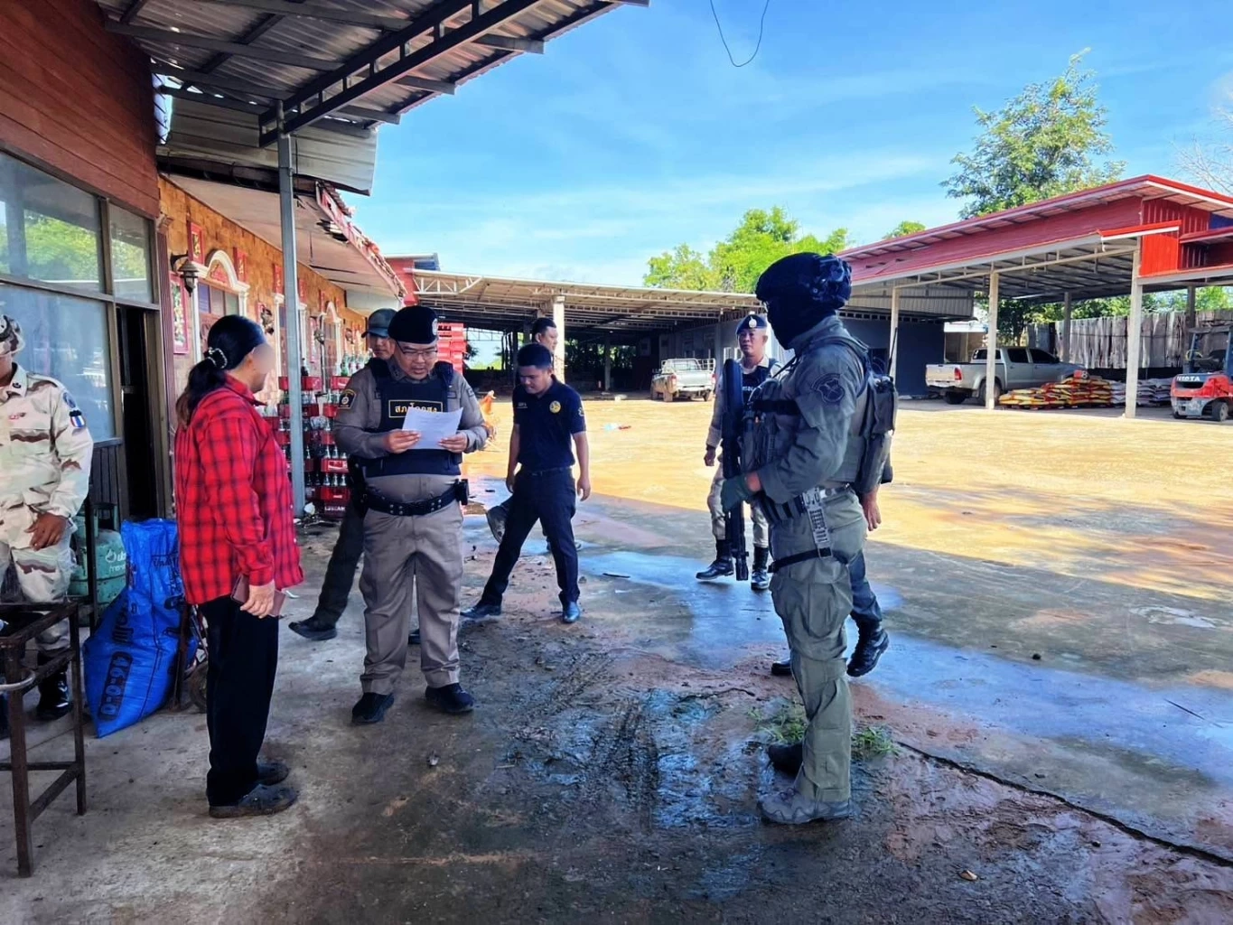 ค้นบ้าน "เจ๊ลัด อดีตเมีย กำนันลี" อดีตทหารกัมพูชายศพันโท ขาใหญ่ "บ้านหนองจาน" พบอาวุธเพียบ