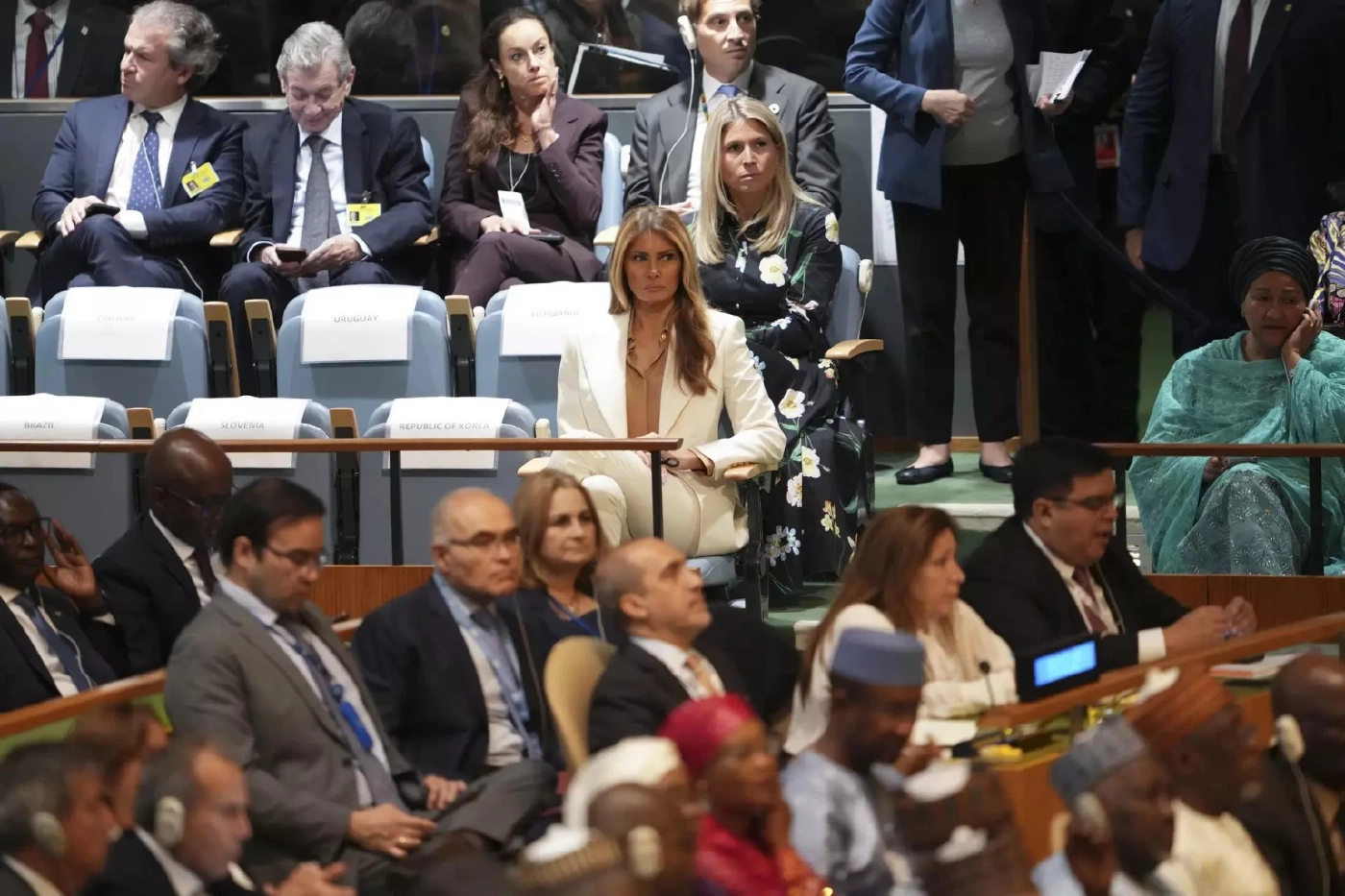 "ทรัมป์" ชี้นิ้วใส่ "เมลาเนีย" บนมารีนวัน รักและห่วงใย ใช่หยุมหัว