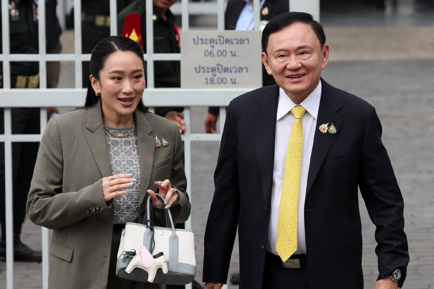 ทักษิณ ชินวัตร เดินทางมาศาลฎีกาฯพร้อมแพทองธาร ชินวัตร (ภาพรอยเตอร์)