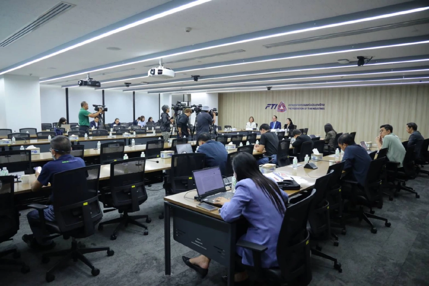 เชื่อมั่นอุตฯ ร่วงต่อเนื่อง จับตา ‘คนละครึ่ง’ พยุงกำลังซื้อ