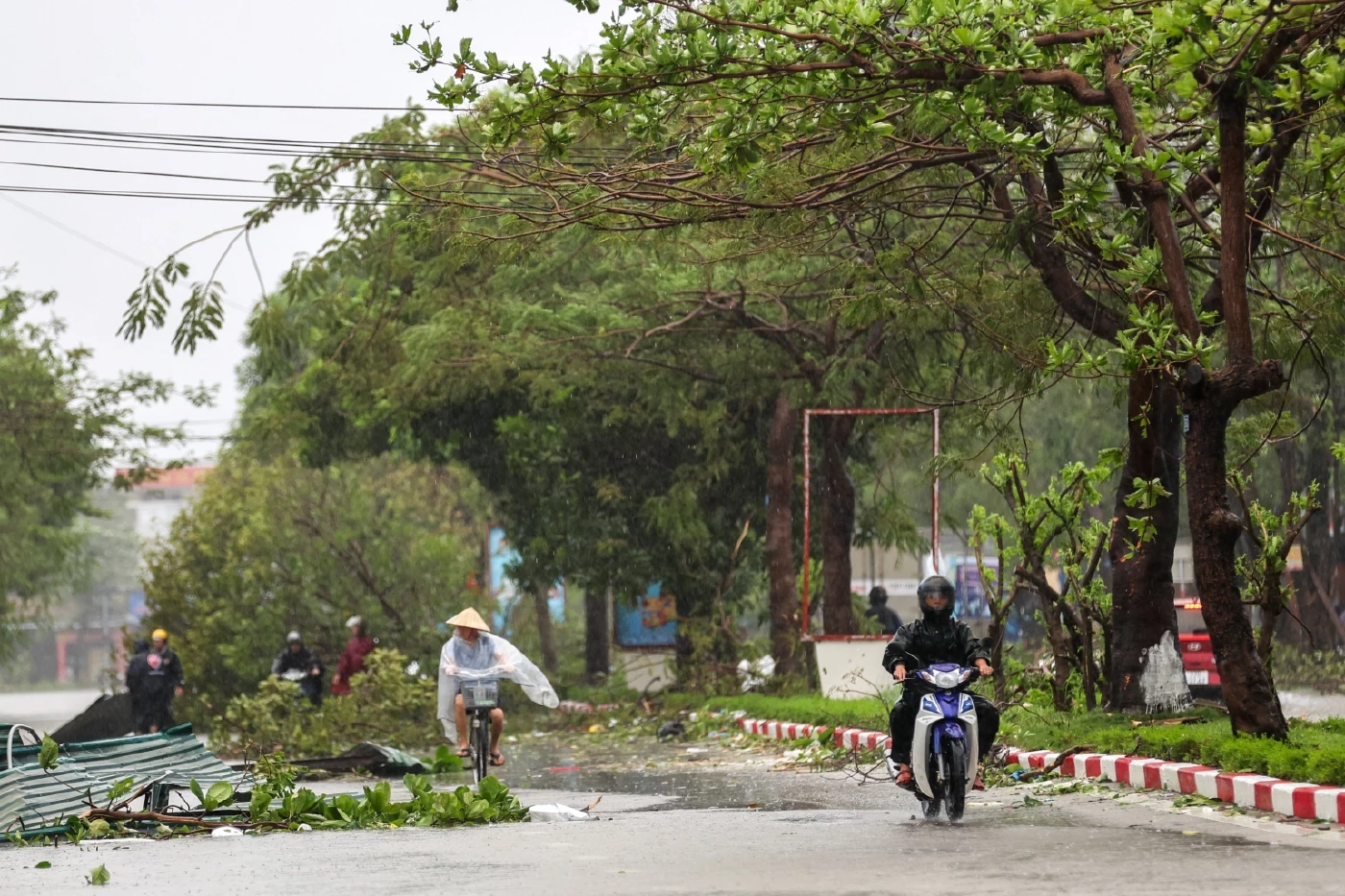 ไต้ฝุ่นบัวลอยพัดขึ้นฝั่งเวียดนาม ทำดับ 8 หาย 17 เป้าหมายต่อไปลาว